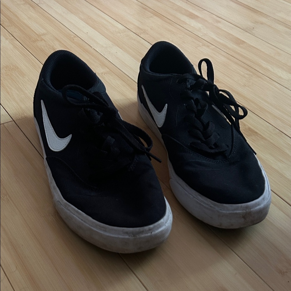 Nike Teen Boy Black and White Sneakers
